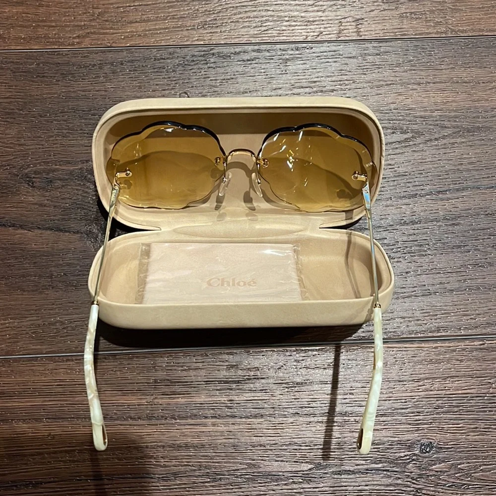 Chloe Oversized Scallops Sunglasses NWOT with Case and Cleaning Cloth